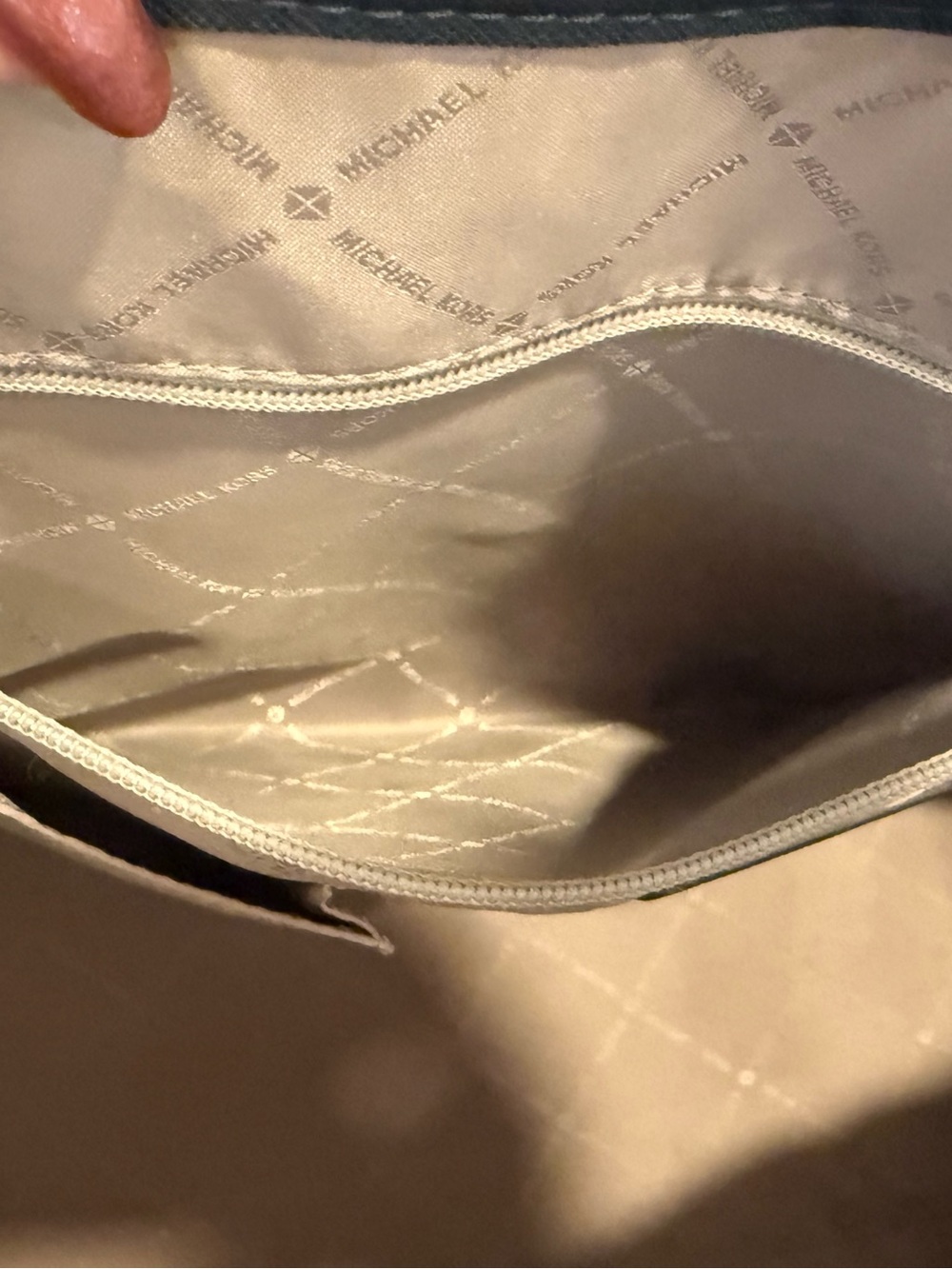 Michael Kors Signature Jet Set Travel Large Drawstring Tote with Center Stripe. - Picture 9 of 13